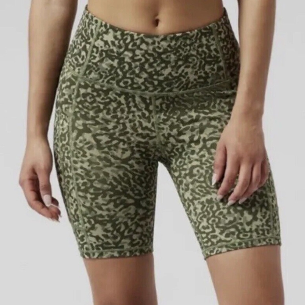 ATHLETA I Shorts Biker Ultimate Stash II 7" Clouded Leopard Olive Green Large